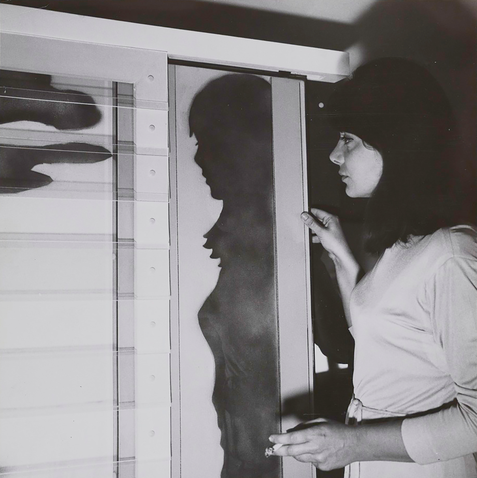 Laura Grisi und ihre Arbeit "West Window", 1966, während der Ausstellung Italy "New Tendencies", Galeria Bonino, 1966 Courtesy Estate Laura Grisi und P420, Bologna