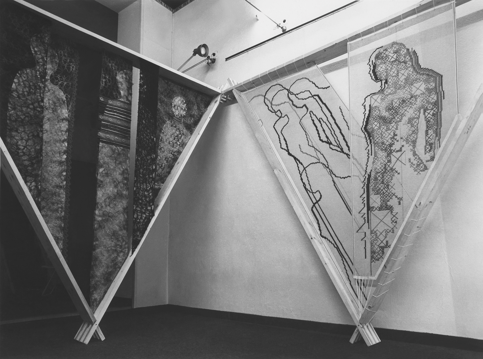 Le barierre (Barriers), Exhibition at the Porta Ticinese Gallery in Milan as part of the Event Mezzo Cielo (Half of the sky), April 21th – June 12th, 1978. Left: work by Mariuccia Secol Le barierre (Barriers), unravelling and yarn 180 x 180 x 180 cm; right: Milli Gandini, cross stich. Courtesy artist’s private archive. Photo: Magdalena Typiak