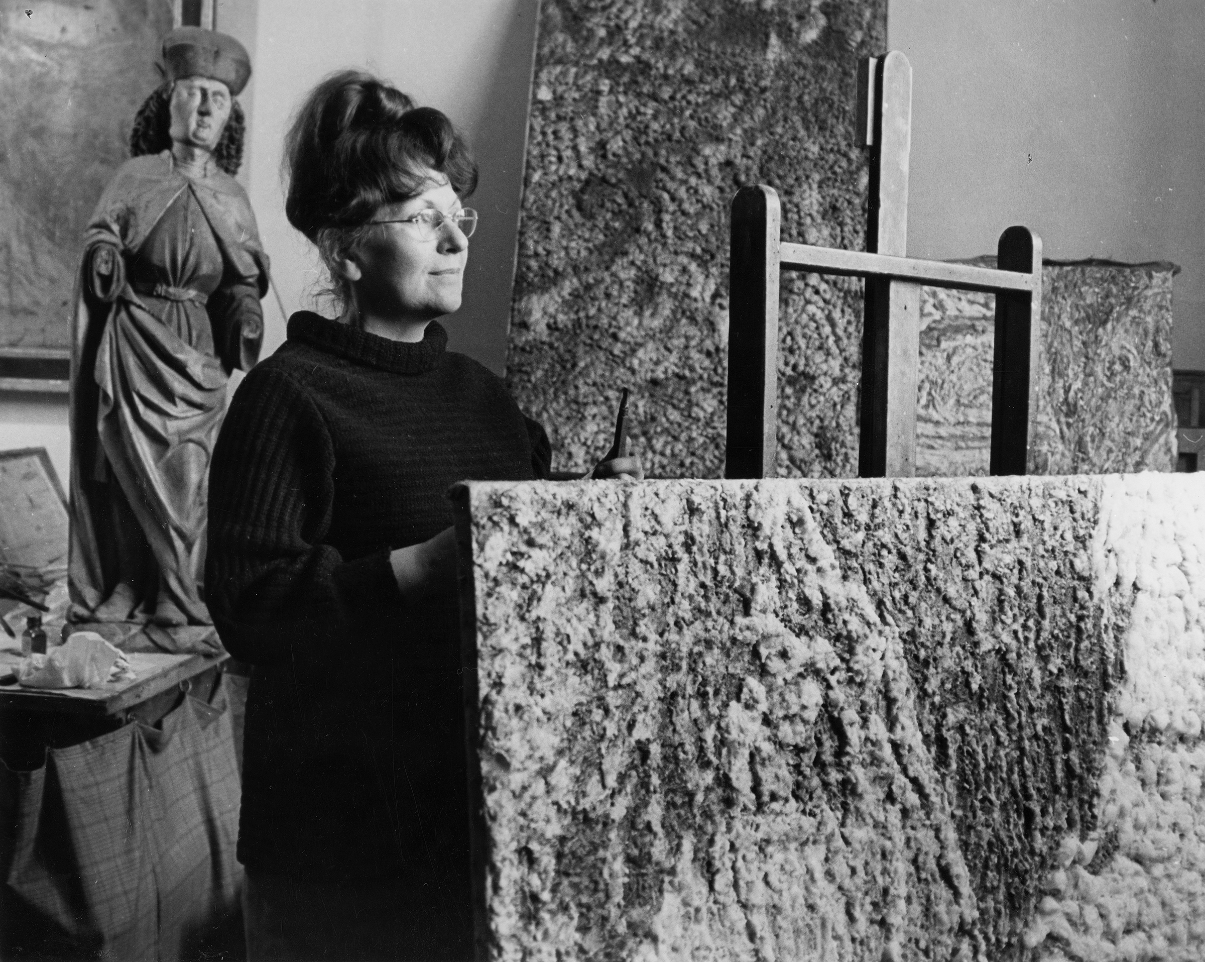 Jadwiga Maziarska in her studio in Krakow, 1968, photo: Wacław Nowak.